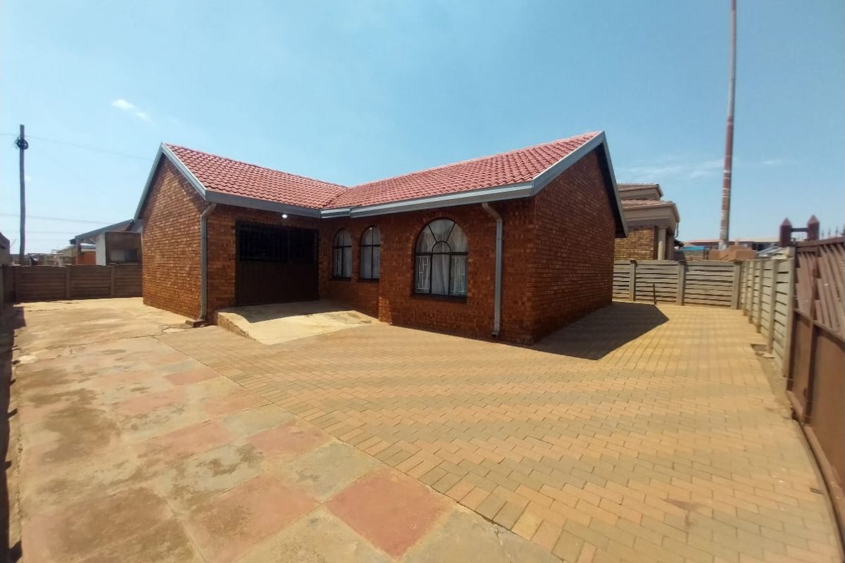 4 Bedroom House Ready To Welcome You In Maokeng Tembisa Ext 1 - Photo 2