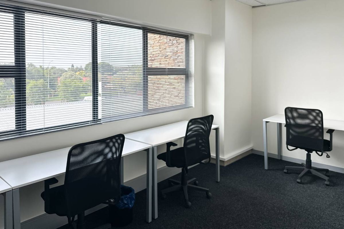Book open plan office space for businesses of all sizes in Regus Five @ Dolorite - Photo 3