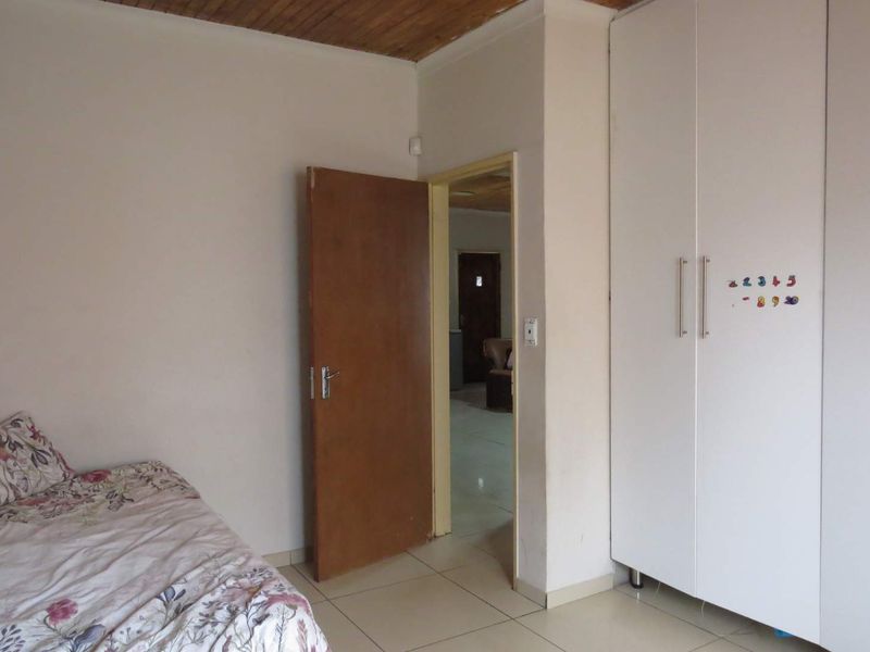 "Exclusive Corner Property: Residential & Business Ready in Central Okahandja!" - Photo 5