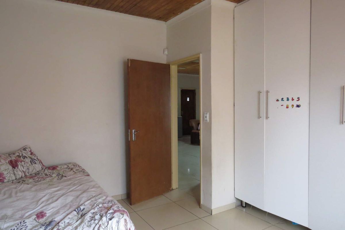 "Exclusive Corner Property: Residential & Business Ready in Central Okahandja!" - Photo 5