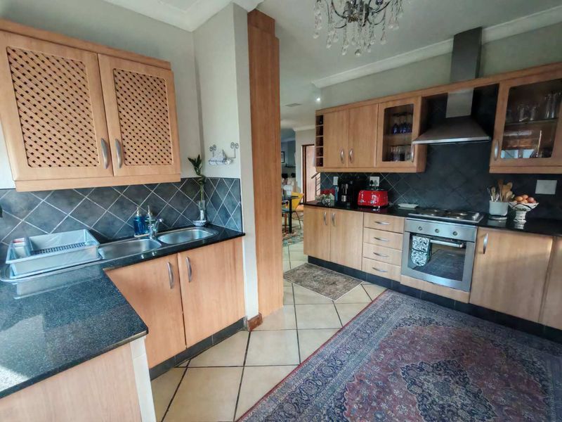 EXCLUSIVE MANDATE -BEAUTIFUL HOME WITH LOTS OF EXTRAS IN THE GOLF ESATE - Photo 7