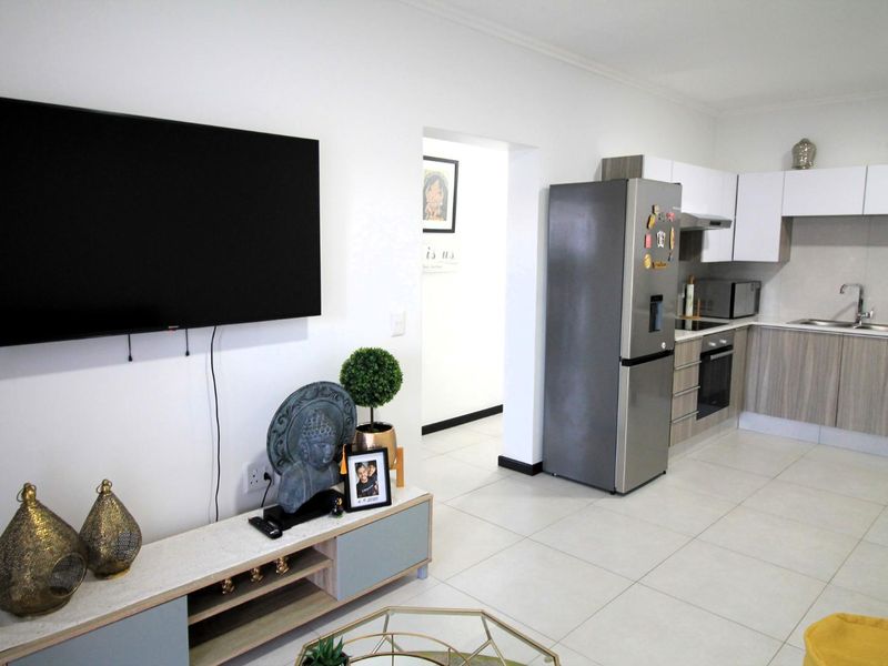 Stunning Three Bedroom Apartment in Ventura - Photo 5