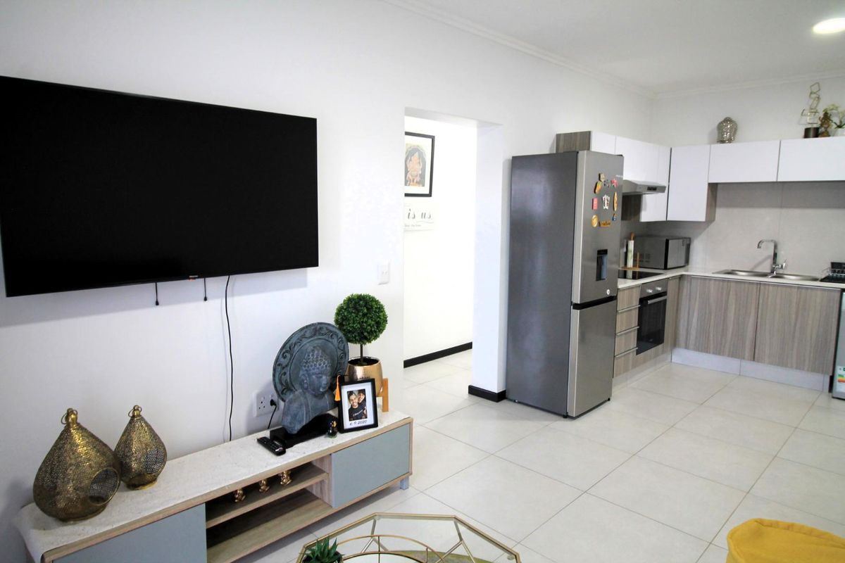 Stunning Three Bedroom Apartment in Ventura - Photo 5