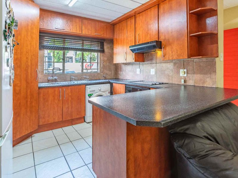 Priced to sell, offers from R875 000 will be considered. - Photo 4