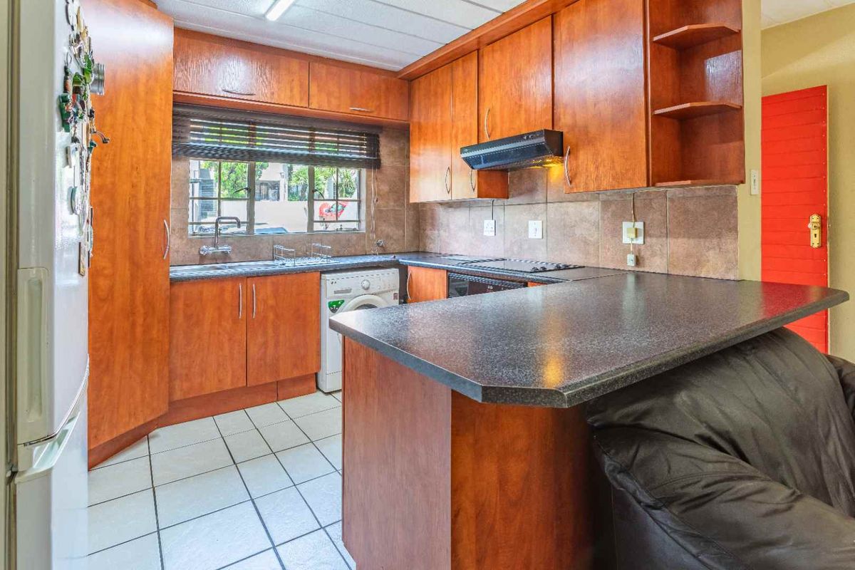 Priced to sell, offers from R875 000 will be considered. - Photo 4