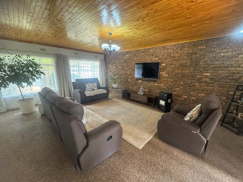 Family Home for Sale - Photo 4