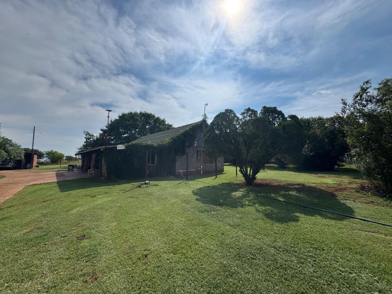 WATER-RICH SMALLHOLDING WITH DEVELOPMENT POTENTIAL NEAR HARTBEESPOORT DAM - Photo 8