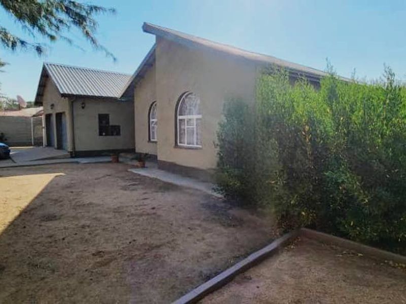 EXCLUSIVE SOLE MANDATE! Captivating and remarkably spacious family home for sale in a prime area of Okahandja! - Photo 3