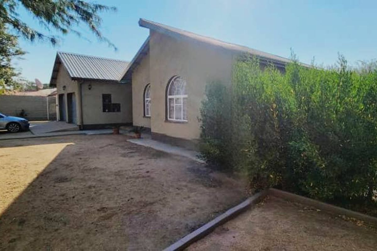 EXCLUSIVE SOLE MANDATE! Captivating and remarkably spacious family home for sale in a prime area of Okahandja! - Photo 3