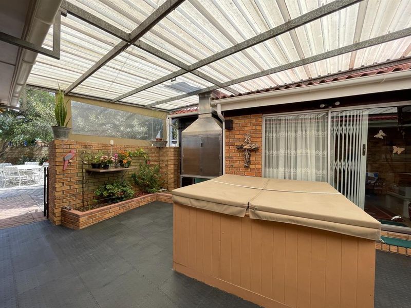 Entertainer's Dream 4 Bedroom House For Sale in Tergniet, Groot Brakrivier - Photo 8