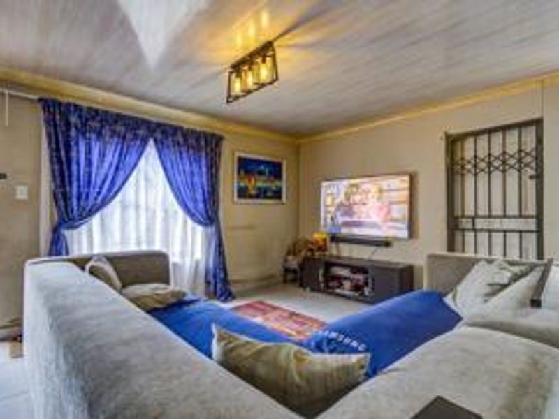 3 Bedroom Suburban Home - Photo 4