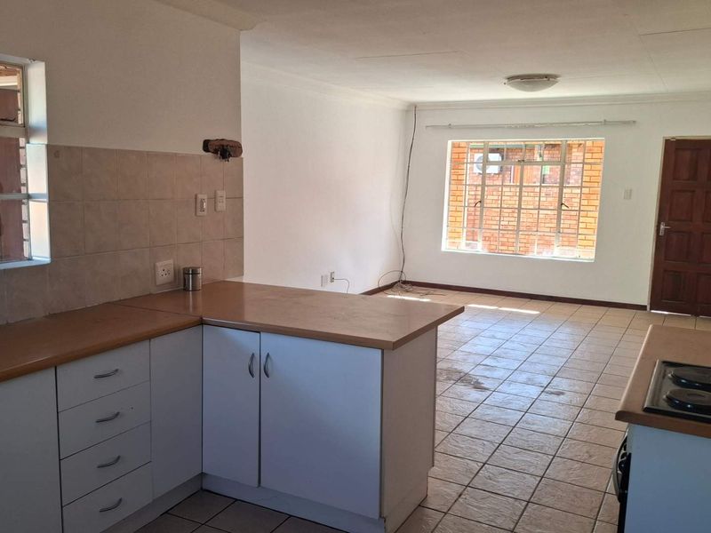 Corner Townhouse with Big Garden & Huge Potential – Exceptional Value - Photo 6