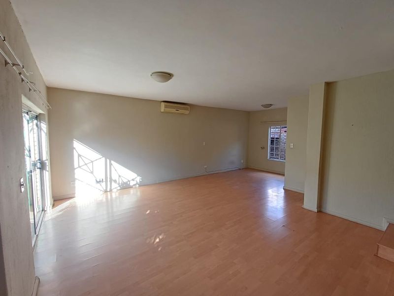 Charming Duplex Living in Sought-After Bromhof – Perfect for Families - Photo 4