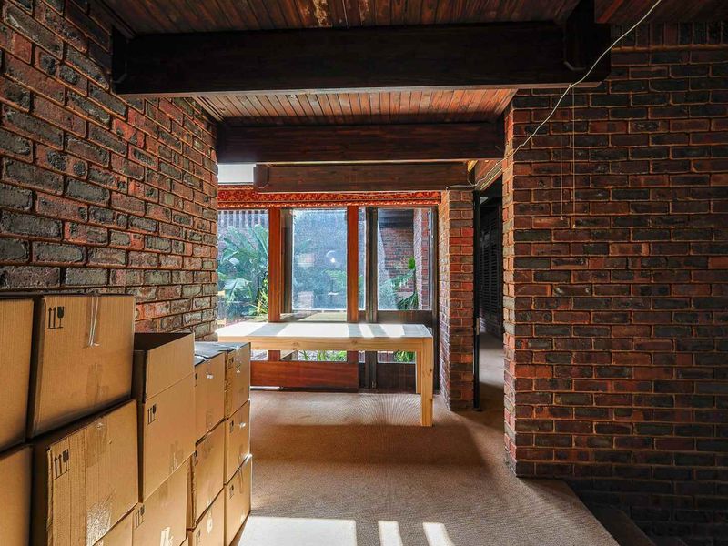 Spacious 3-Bedroom Family Home with Pool - Photo 6