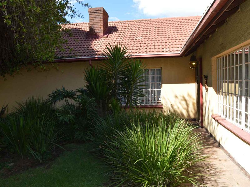 Three Bedroom Family Home with Two Bedroom Flatlet For Sale in Brackendowns - Photo 4