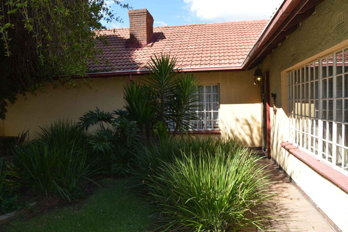 Three Bedroom Family Home with Two Bedroom Flatlet For Sale in Brackendowns - Photo 4