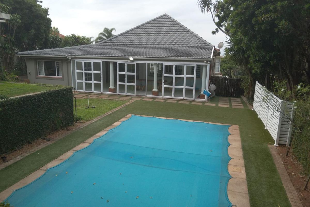 Luxurious 4 bedroom home with flatlet with sea views - Photo 3