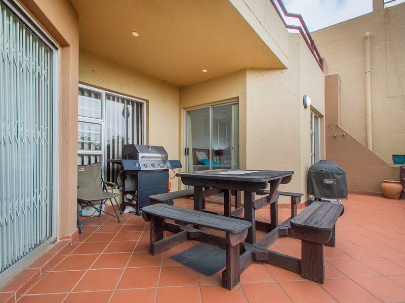 Secure Upmarket Apartment Living with Gorgeous Space. - Photo 8