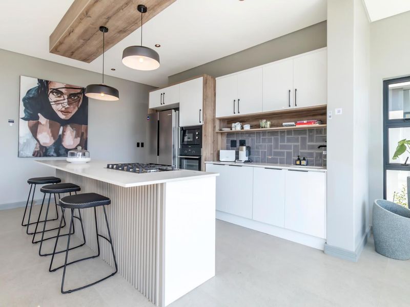 Stylish and sophisticated luxury new home - Photo 3