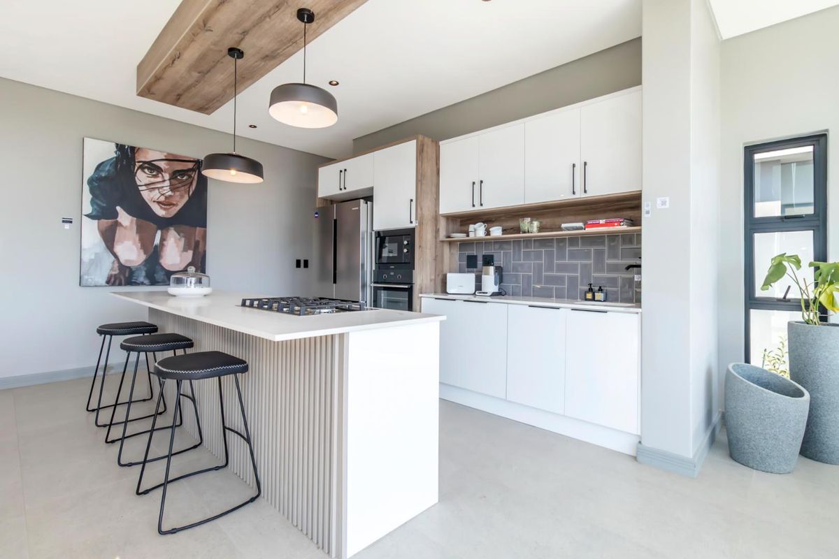 Stylish and sophisticated luxury new home - Photo 3