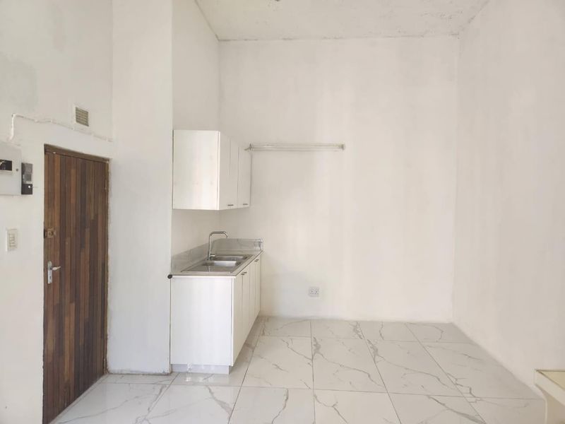 SHALLCROSS-CROSSMOOR BORDER: Studio unit with porcelain tiles throughout. - Photo 1