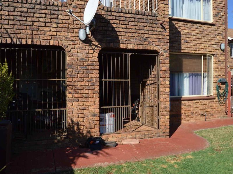 Cosy 2-bedroom townhouse on ground floor in Doornpoort - Photo 3