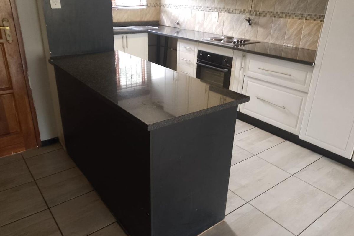 Cozy 3-Bed Townhouse in Tranquil Liefde en Vrede Complex - Photo 5