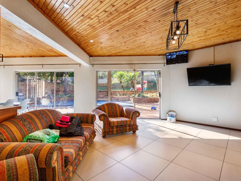 Spacious four-bedroom home on a large stand - Moreleta Park - Photo 10