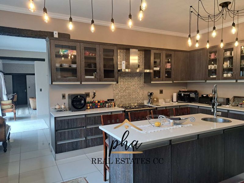 Entertainer’s DREAM!!! Immaculate 3 bedroom family home with swimming pool for sale in Walvis Bay - Photo 8