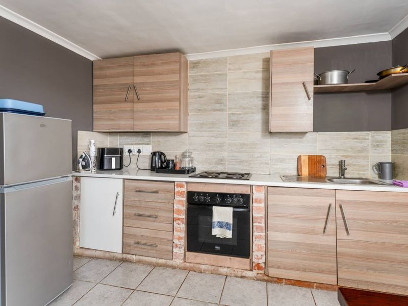 Versatile 3-Bedroom Home with Two Separate Entrances – Excellent Investment Opportunity - Photo 3