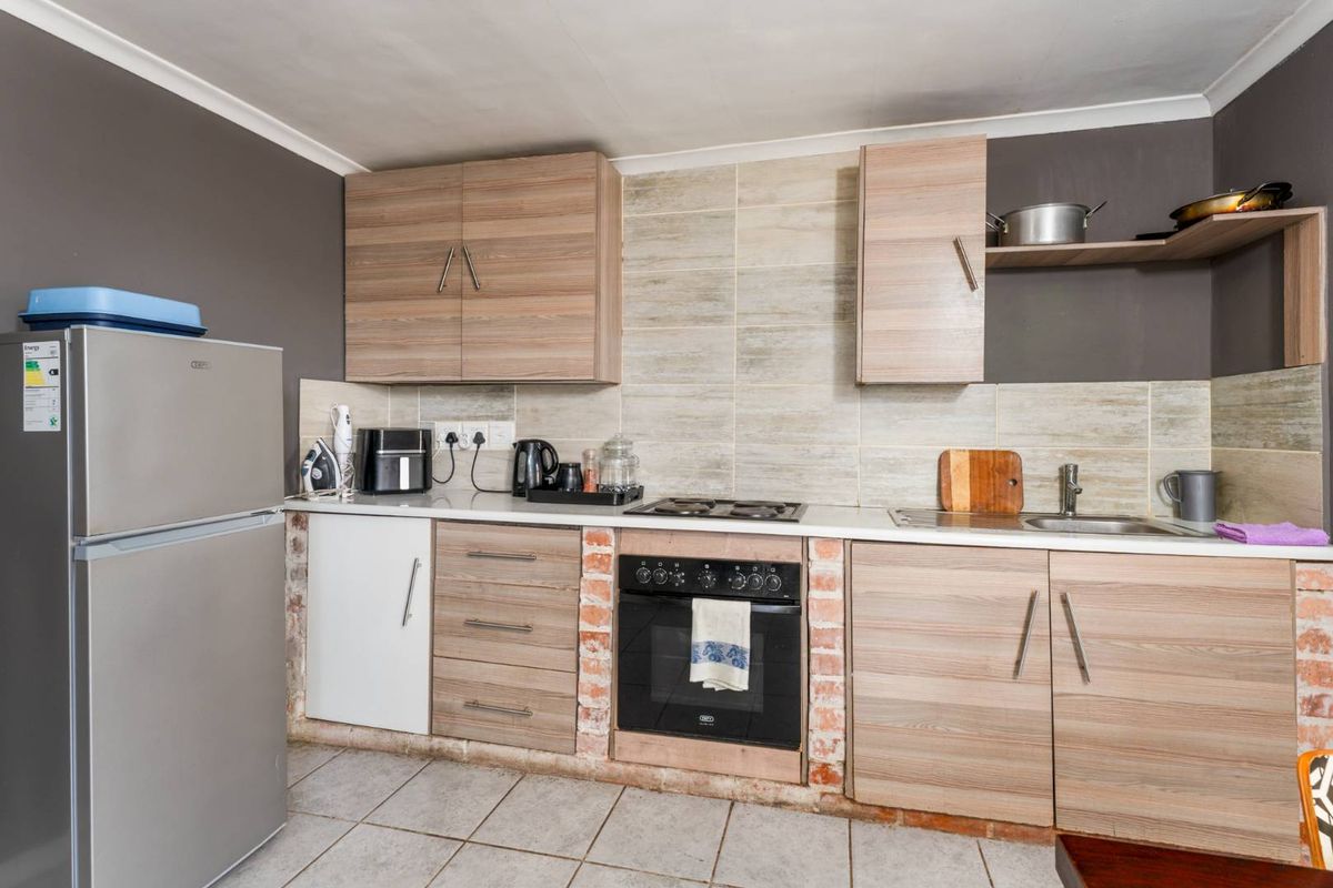 Versatile 3-Bedroom Home with Two Separate Entrances – Excellent Investment Opportunity - Photo 3