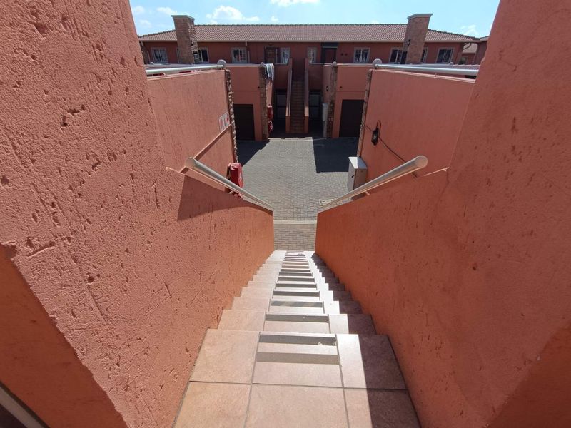 A beautifully maintained villa in the highly sought-after suburb of Glen Marais is now available for sale in the exclusive Complex of Villa Zanru - Photo 7