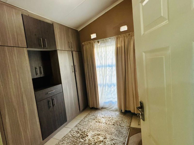 4 bedroom House with 2 bathrooms( en suite plus normal) at Newlands West - Photo 7