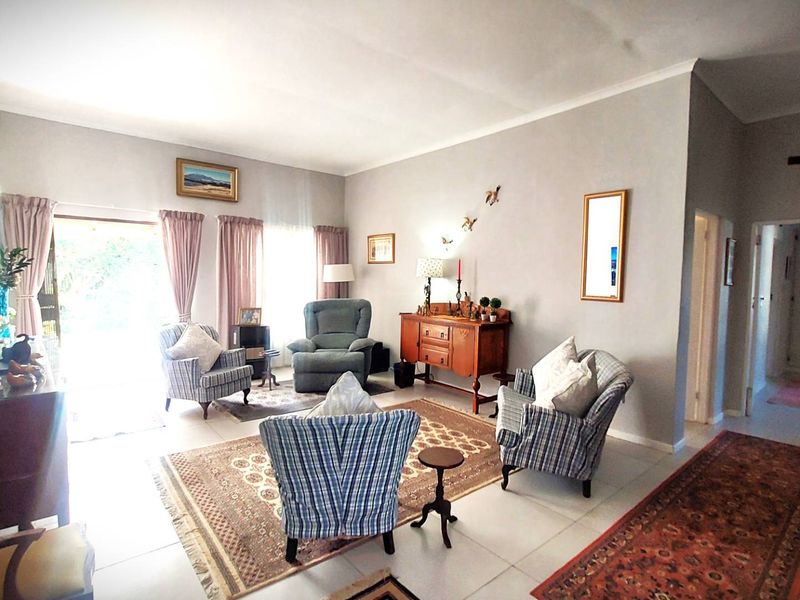 Elegant Historic 3 Bedroom Townhouse with High Ceilings in a Tranquil Garden Setting - Photo 5