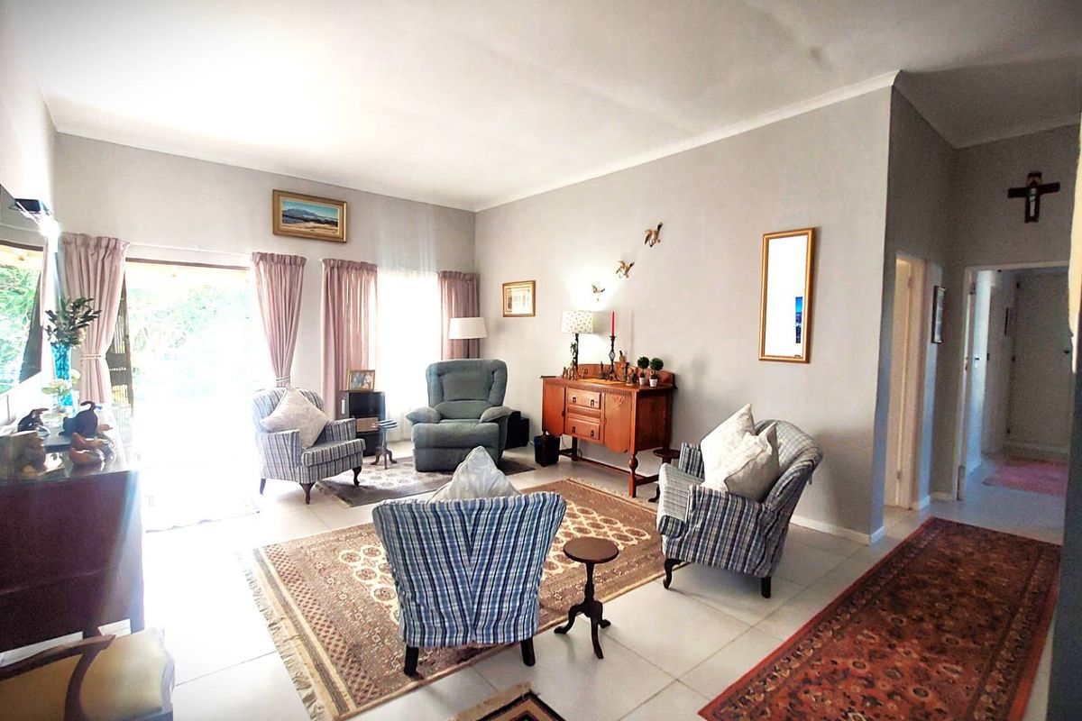 Elegant Historic 3 Bedroom Townhouse with High Ceilings in a Tranquil Garden Setting - Photo 5