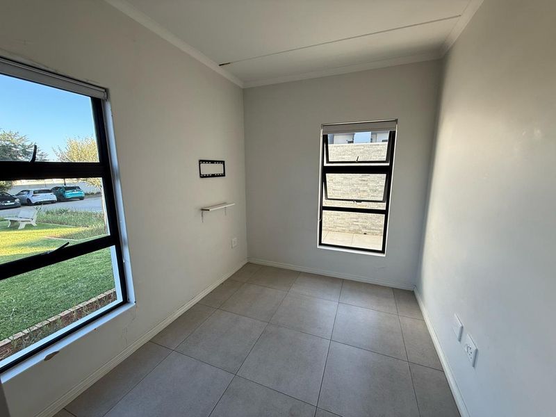 Luxury 3 bedroom 2.5 bath Duplex Apartment | Prime Location | Excellent Investment Opportunity - Photo 6