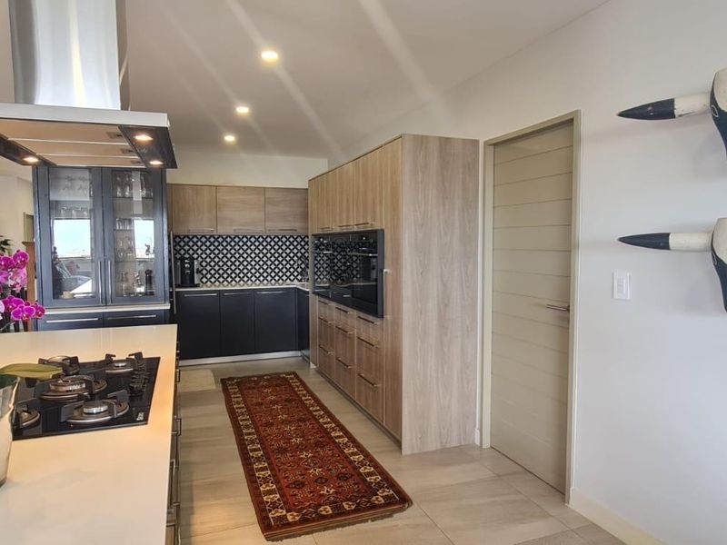 Stunning Hilltop Property in Bloubergstrand - Photo 10