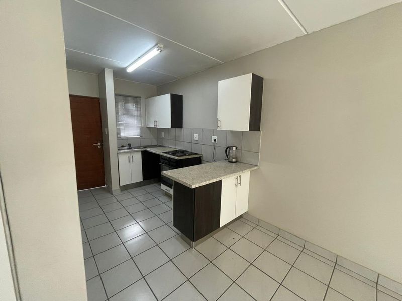 GROUND FLOOR APARTMENT FOR SALE IN ROOIHUISKRAAL NORTH!!! - Photo 6