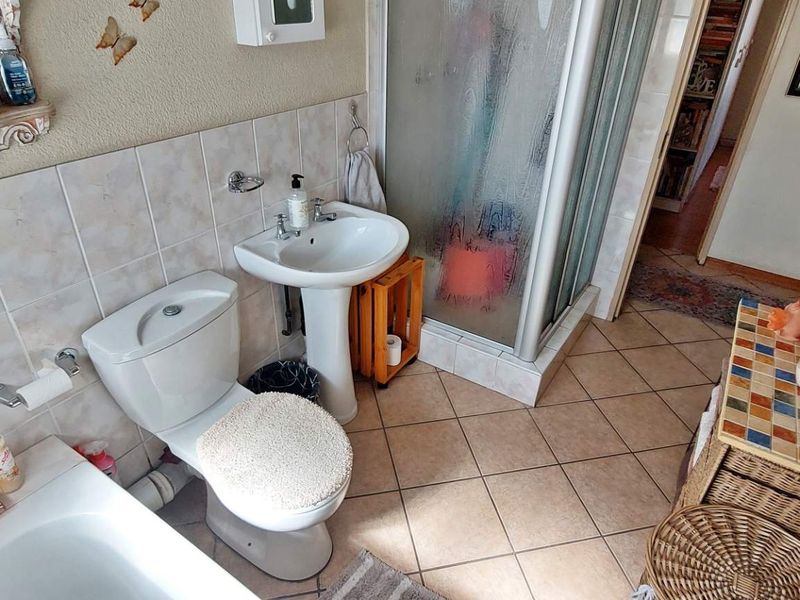 Secure 2 Bedroom Sanctuary - Photo 9