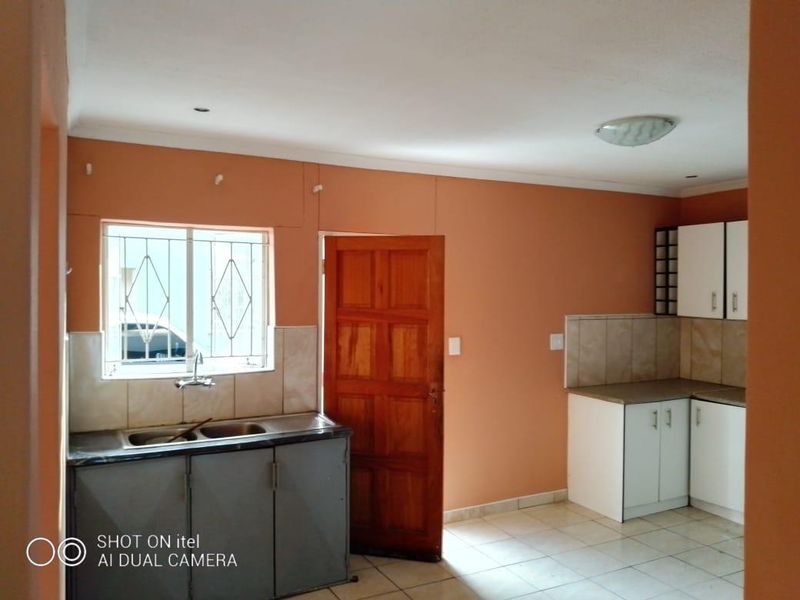 FOR SALE - 4 BEDROOM HOUSE WITH A SEPARATE  FLAT IN EENANA, NAMIBIA - Photo 6