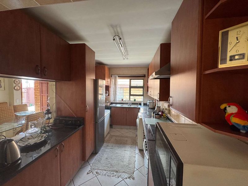 Modern Townhouse for Sale - Photo 6