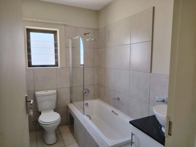 Town house in secure complex - Photo 8