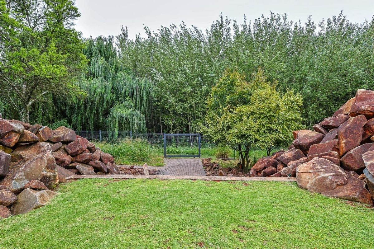 An Iconic Riverfront Estate Residence in Blue Water Creek, Zwavelpoort - Photo 4