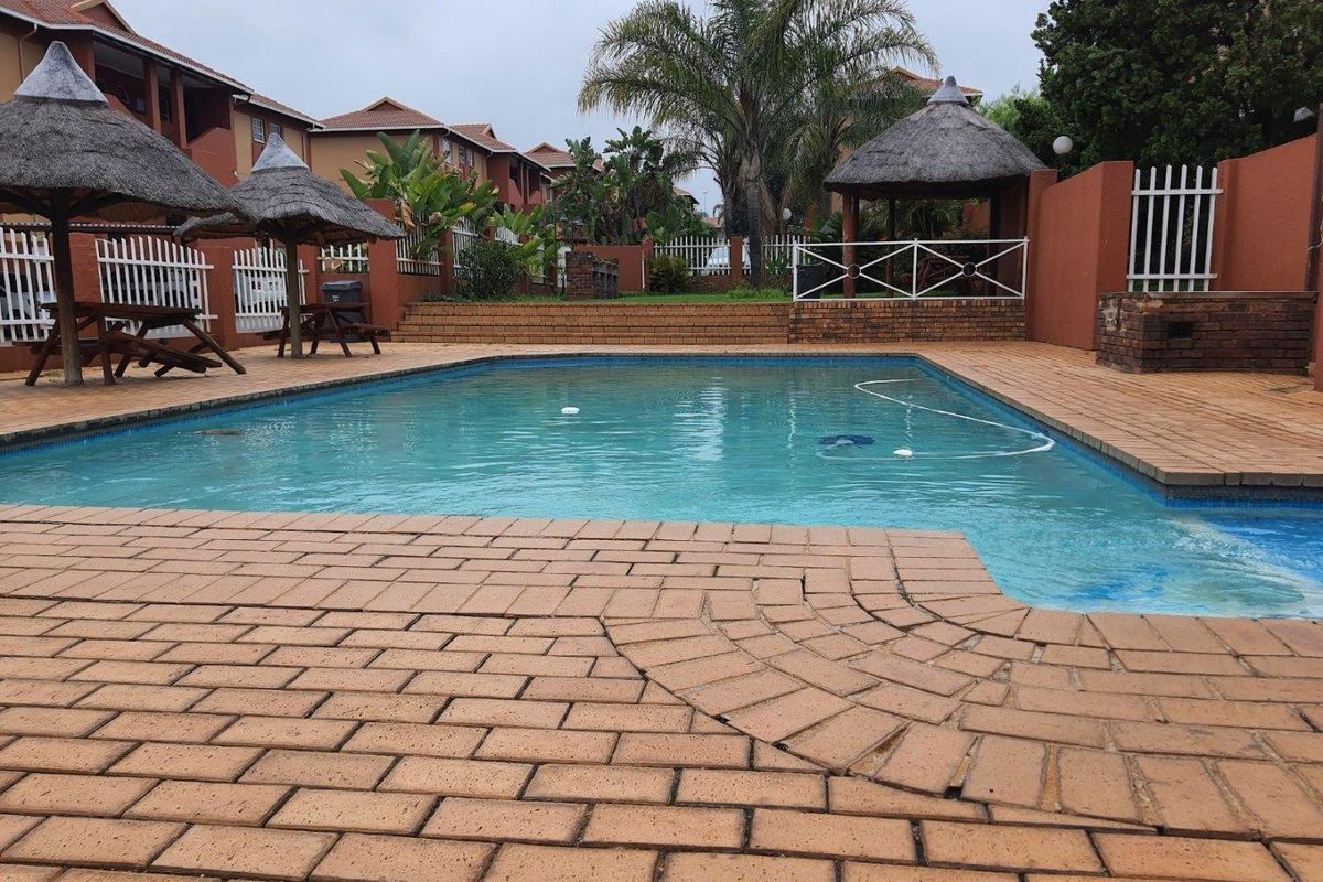 2 bed, 1 bath semi furnished apartment R8 000 per month - Photo 2