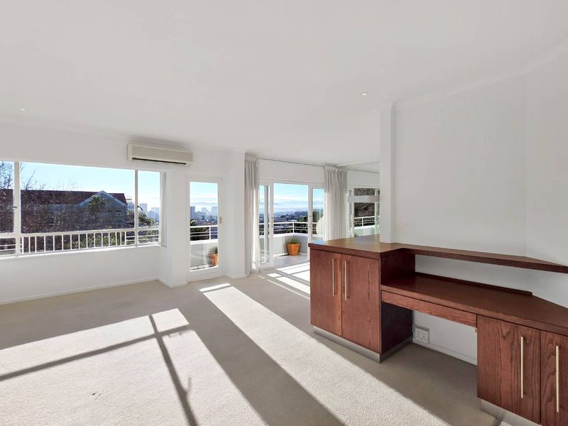 Sun-drenched 1-bedroom apartment with balcony in the heart of Gardens - Photo 4
