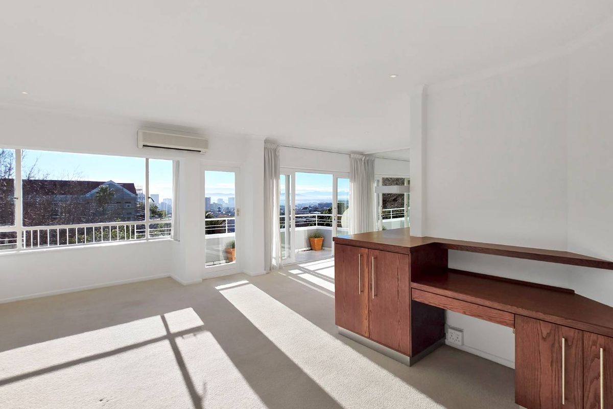 Sun-drenched 1-bedroom apartment with balcony in the heart of Gardens - Photo 4