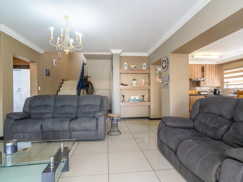 Beautiful family home awaits you - Photo 9