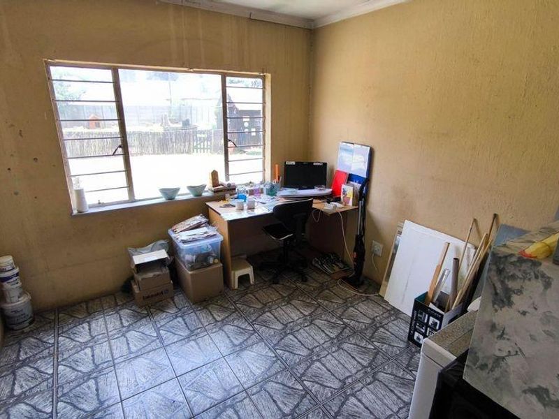 Expansive 4-Bedroom Family Haven with Premier Entertaining Spaces - Photo 10