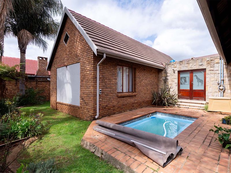 Lovely 3-bedroom facebrick home with a pool situated in a secure estate in Glen Marais - Photo 4