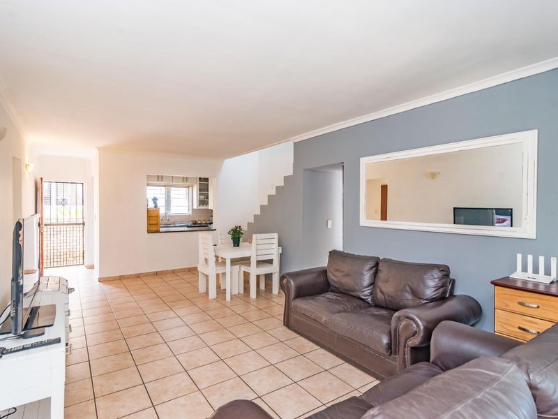 Secure, spacious family home in Ruimsig Noord - Photo 2